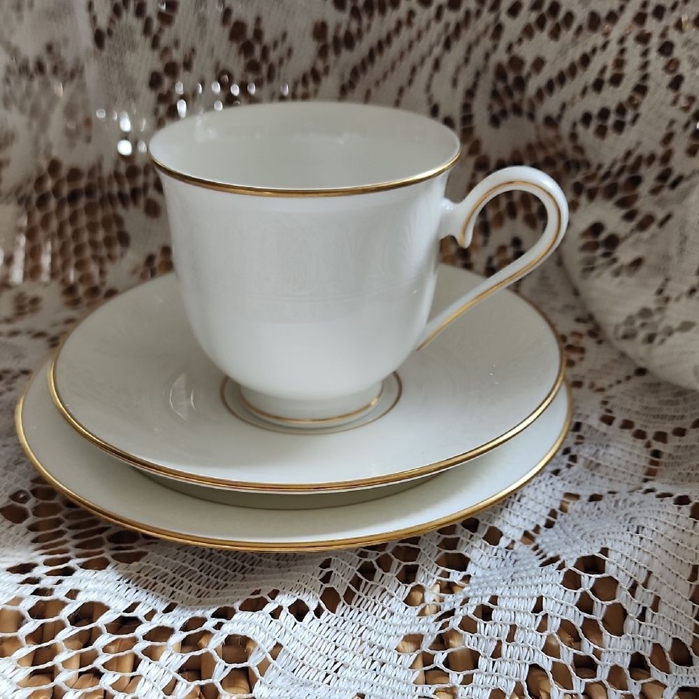 Lenox Bone china 'Hannah' Gold Band Debut Collection